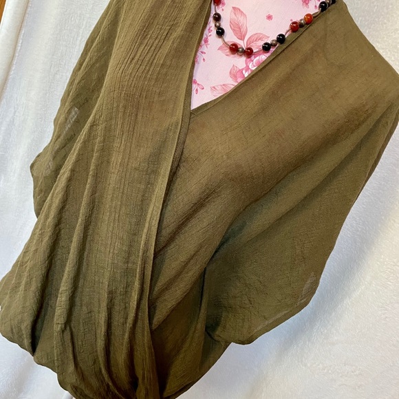 FAVLUX Tops - Favluv over-sized butterfly sleeves 100% poly